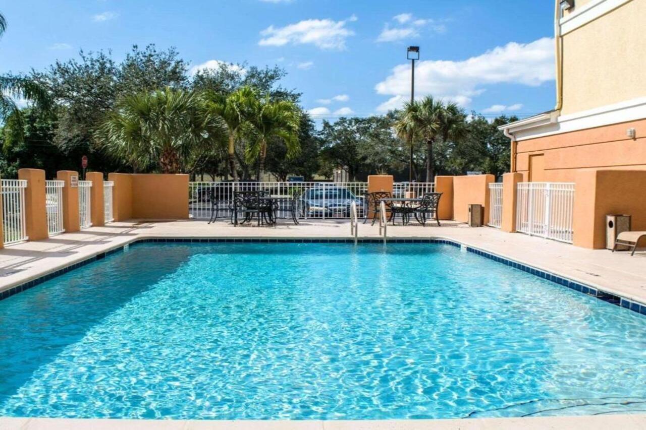 Comfort Inn Fort Myers Northeast Exterior photo