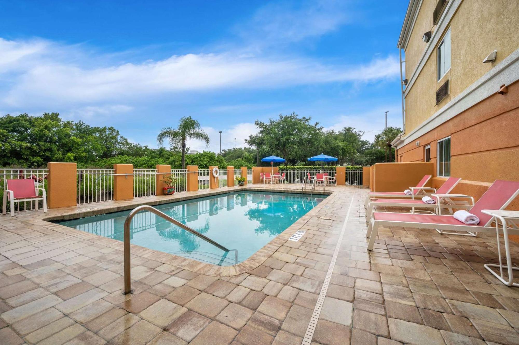 Comfort Inn Fort Myers Northeast Exterior photo